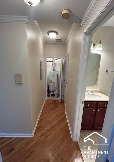 Building Photo - 2053 W Summerdale Ave