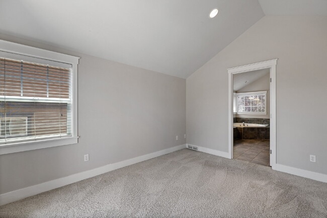 Building Photo - Stylish 3 bedroom townhome in Madison Valley!