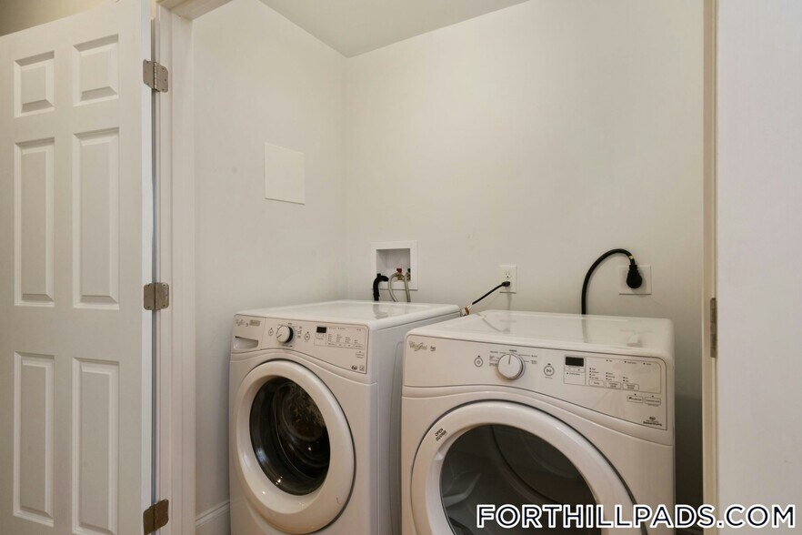 Building Photo - 128 Roxbury St