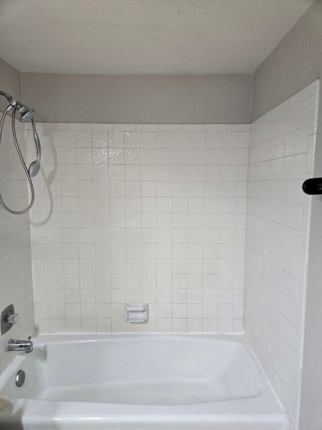 Building Photo - Beautiful 3 Bed 1.75 bath Corner lot, with...