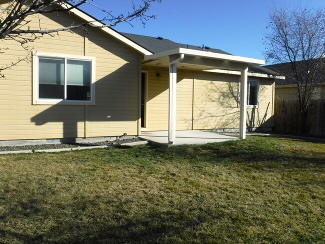 Building Photo - Beautiful 3bed, 2bath home located just of...
