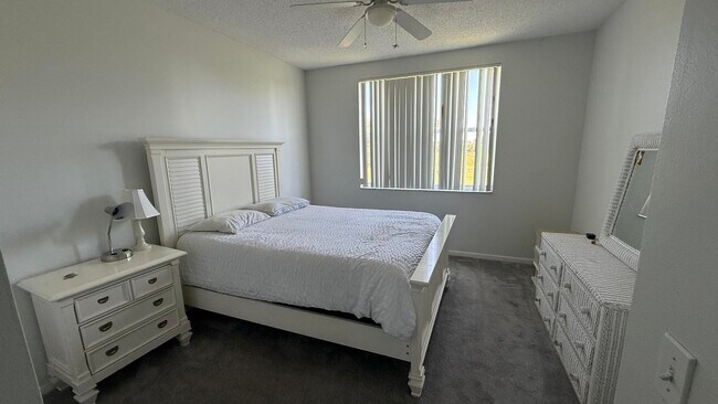 Building Photo - 2060 Greenview Shores Blvd