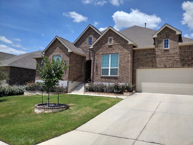 Building Photo - Beautiful 4 bedroom with a pool!!!