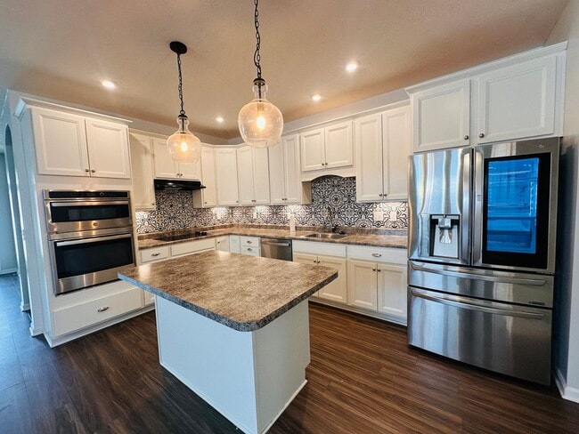 Building Photo - Contemporary Comfort Meets Convenience in Mt. Washington