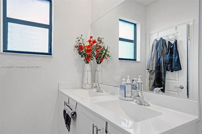Building Photo - 360 NE 208th Terrace