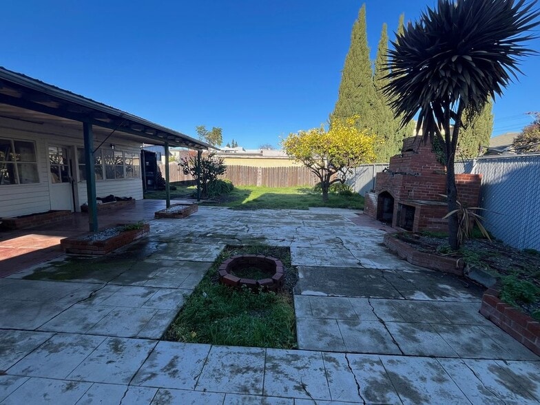 Building Photo - 772 Sunset Blvd