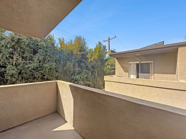 Building Photo - Great 2 bed/2bath condo w/AC, detached garage, and solar!