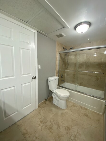 Building Photo - 2820 N Oakland Forest Dr