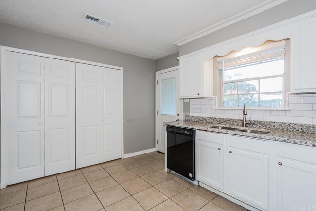 Building Photo - 19 E Laramie Dr