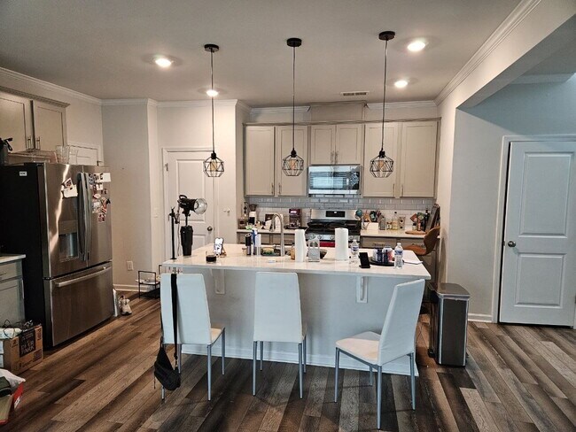 Building Photo - Modern townhome with high-end finishes throughout, minutes to 540 and walkable to great shopping.