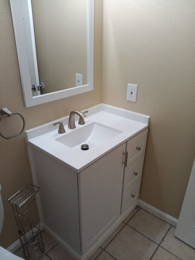 Building Photo - Available Now! 3 Bedroom 2 Bathroom Located in SW ABQ!! Showings Available! Price drop!