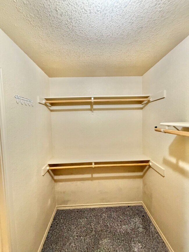 Building Photo - 2415 Isabelle Dr