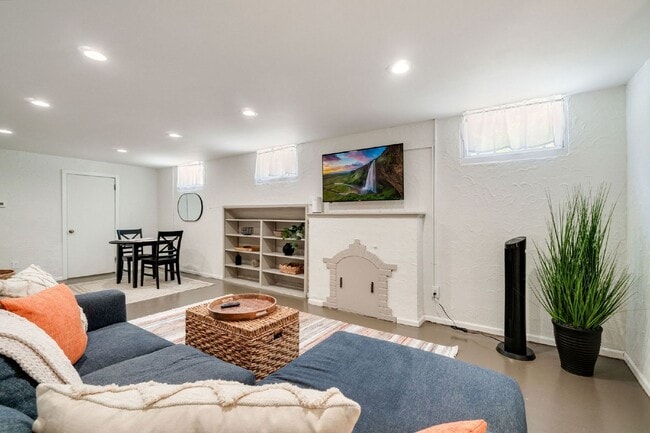 Building Photo - "Fully Furnished Monthly Rental - Newly Remodeled 2 bed Old Town bungalow "