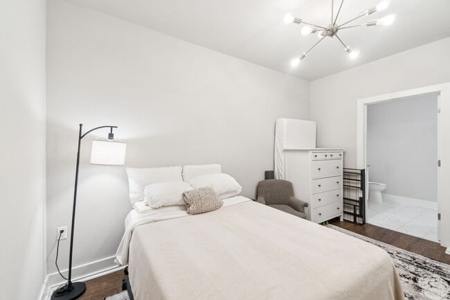 Building Photo - Experience refined living in this beautifu...