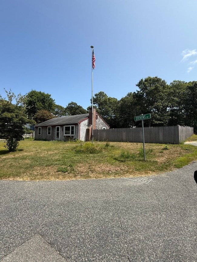 Building Photo - A 2 bedroom one bathroom ranch home in Har...