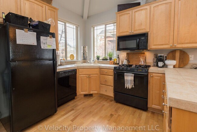 Building Photo - Beautiful Townhouse in Broken Top with Two...