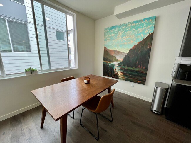 Building Photo - Immaculate 3 Bed 2 Bath Seattle Townhome @ An Incredible Location!