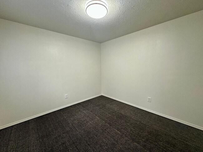 Building Photo - Large Updated Three Bedroom Duplex in Sout...