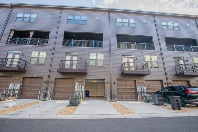 Building Photo - Stunning 3 BR/2.5 BA Townhome in Laurel!