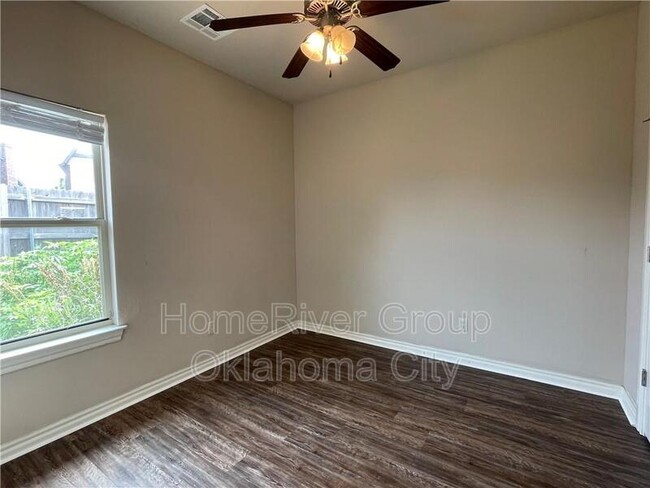 Building Photo - 924 SW 92nd St