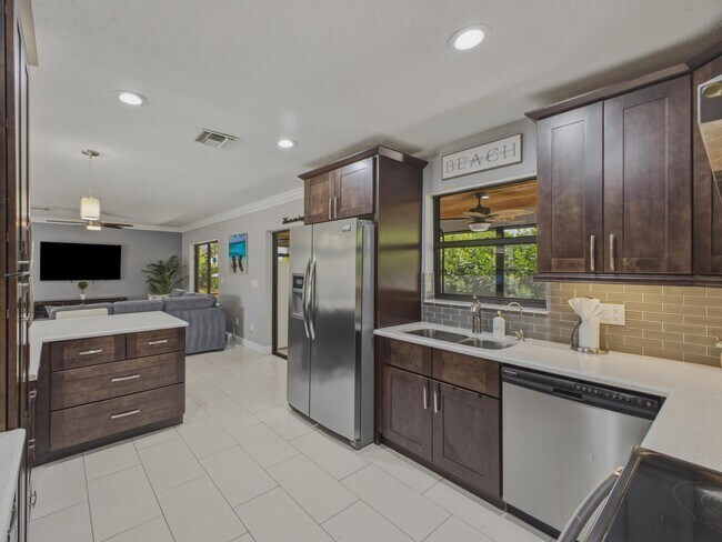 Building Photo - 1127 Sea Pines Way