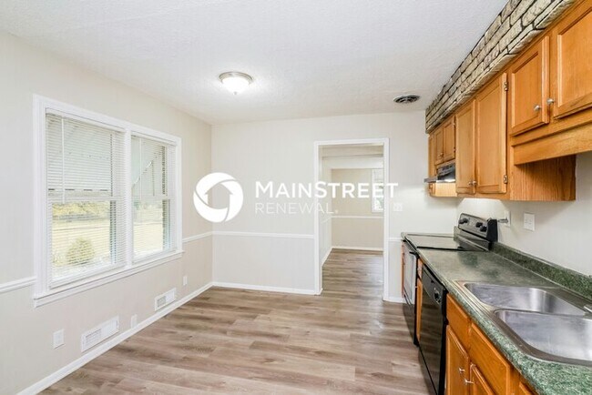 Building Photo - 4 Bedroom Pet-Friendly Home in Louisville,...