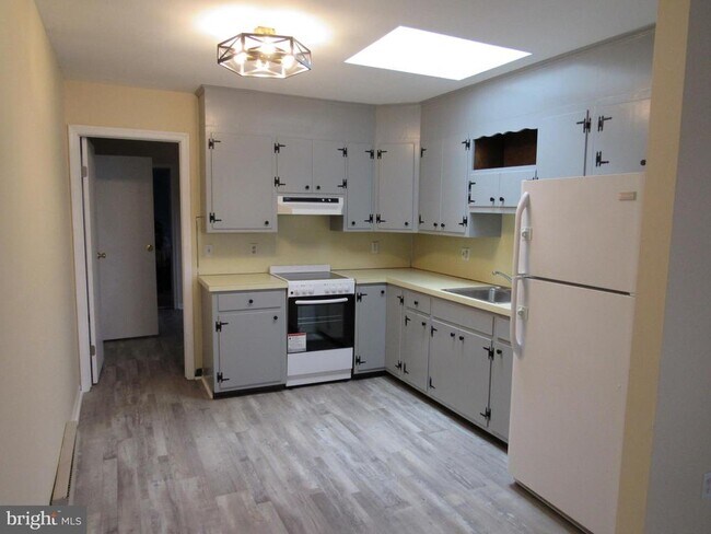 Building Photo - 221 Swinehart Rd