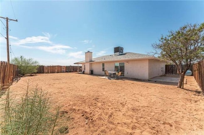 Building Photo - Desert Views and All SOLAR!!!!