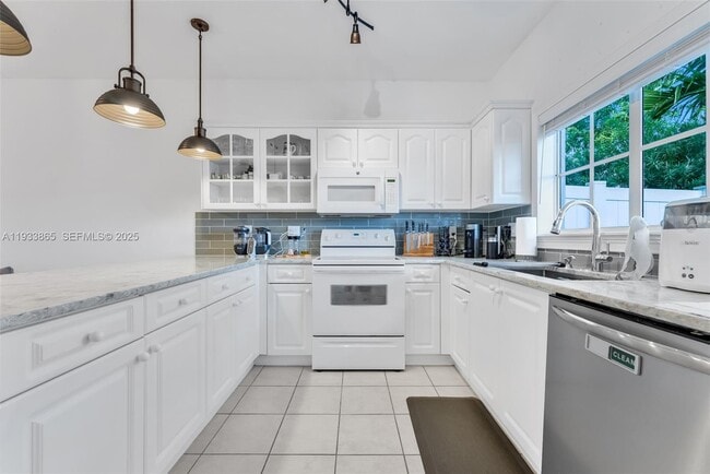 Building Photo - 12925 SW 49th Ct