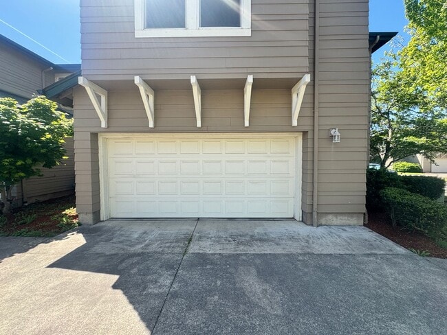 Building Photo - 3 Bedroom 2.5 bathroom West Eugene Home