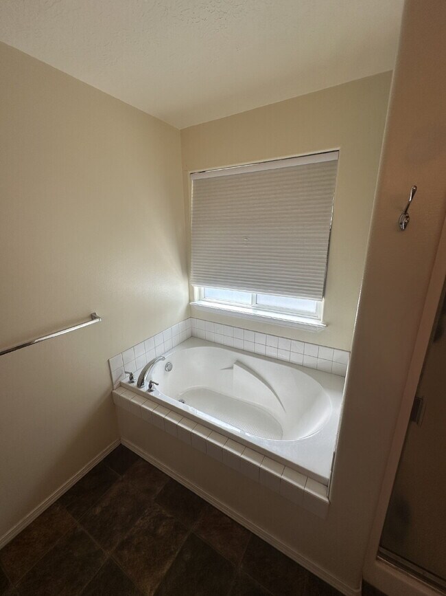Building Photo - "Spacious 4-Bedroom Gem with 2.5 Bathrooms...