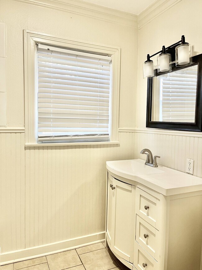 Building Photo - 512 Broadmoor Ave