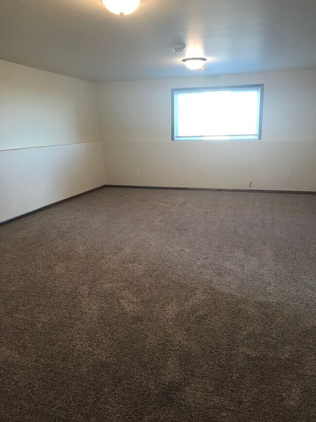 Building Photo - 3 Bed 2. Bath Single Family Home