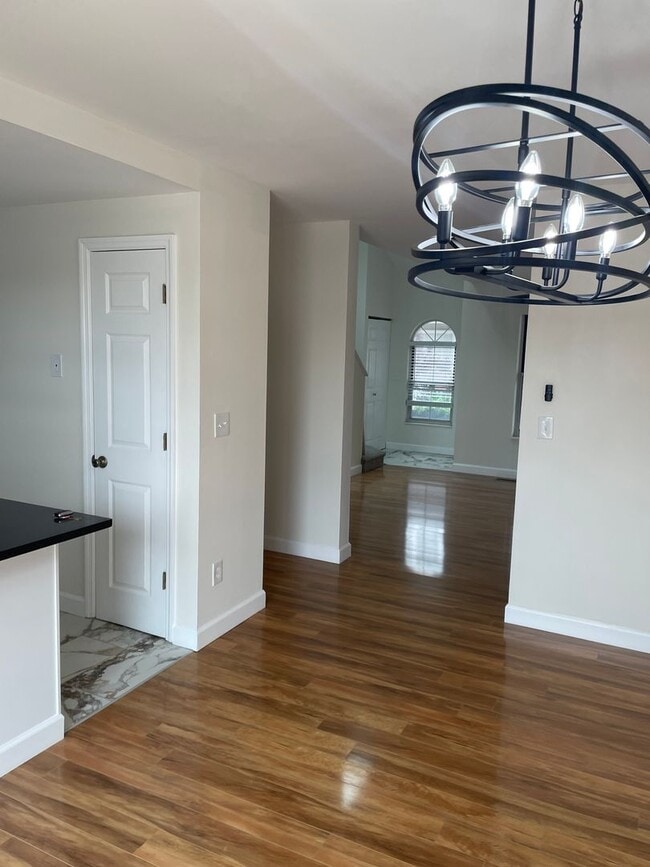 Building Photo - Beautiful 2 Bed, 1.5 Bath Townhome on the Edge of the Desirable Hill Neighborhood Available for Rent