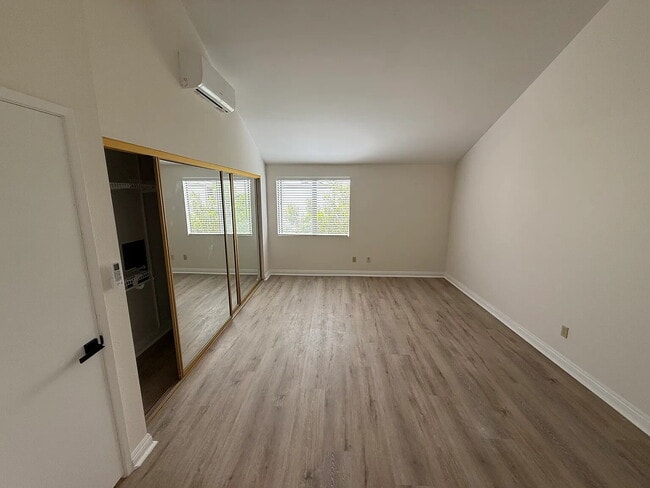 Building Photo - "Charming 1-Bedroom Retreat in Naperville - Perfect for Comfortable Living!"
