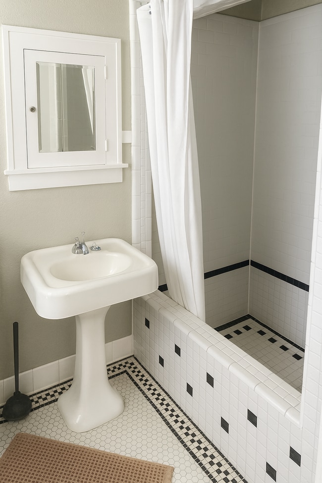 Building Photo - 1006 1/2 W 22nd St