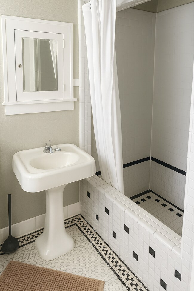 Building Photo - Best located house in West Campus, 6 large bedrooms open floorplan.