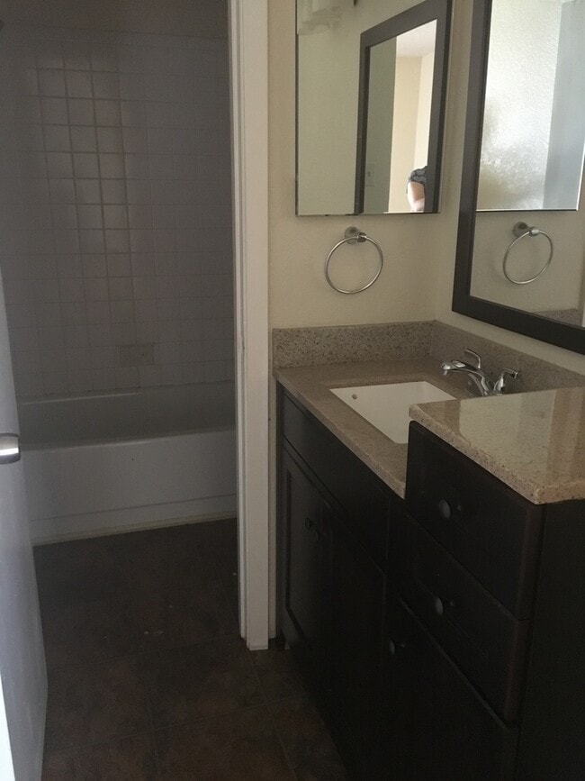 Building Photo - Cute 3/2 Duplex