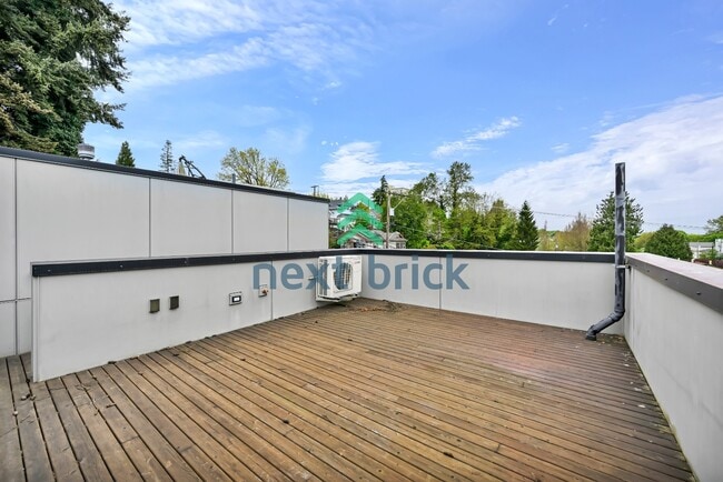Building Photo - Charming 2-Bed, 2-Bath Townhouse Retreat in Seattle's Vibrant Heart – 1100 Sq Ft of Modern Living!