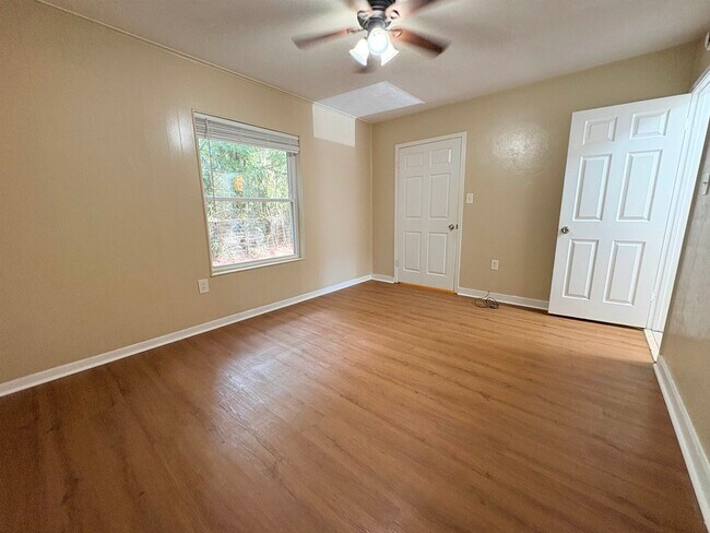 Building Photo - 1530 Live Oak Dr