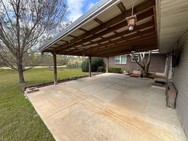 Building Photo - Gorgeous 3/2 Brick Home in Marianna with Bonus Room, Shed, and Fenced Back Yard!