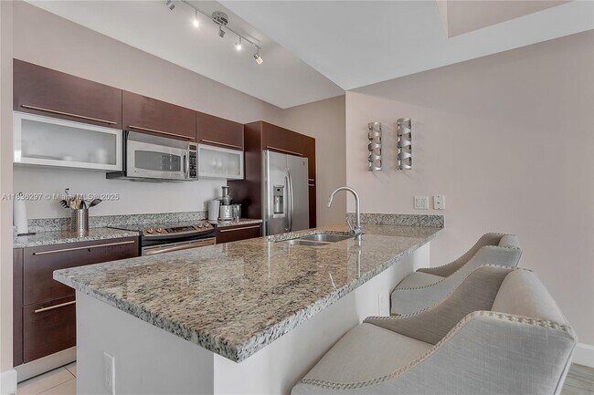 Building Photo - 950 Brickell Bay Dr