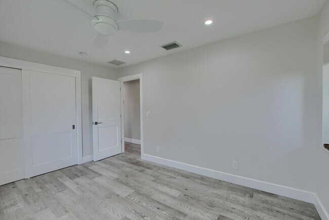 Building Photo - 88 SW 10th Dr
