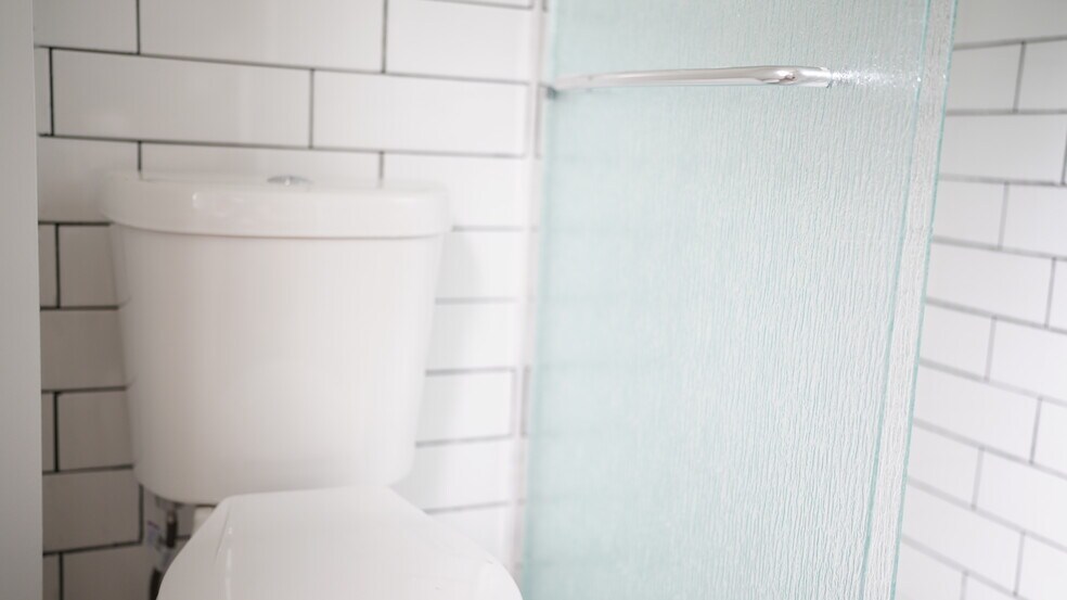 Building Photo - 3370 Parkview Ave