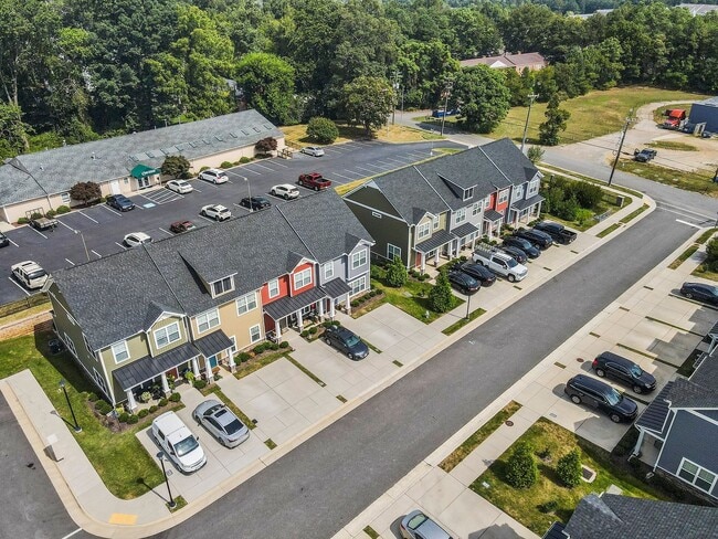 Primary Photo - 3 Bed, 2 Bath Townhome with En-Suite Primary