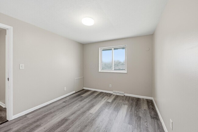Building Photo - 1759 Lonsdale Rd