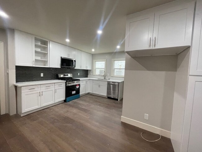 Building Photo - Stunning 5 bedroom 3 bath