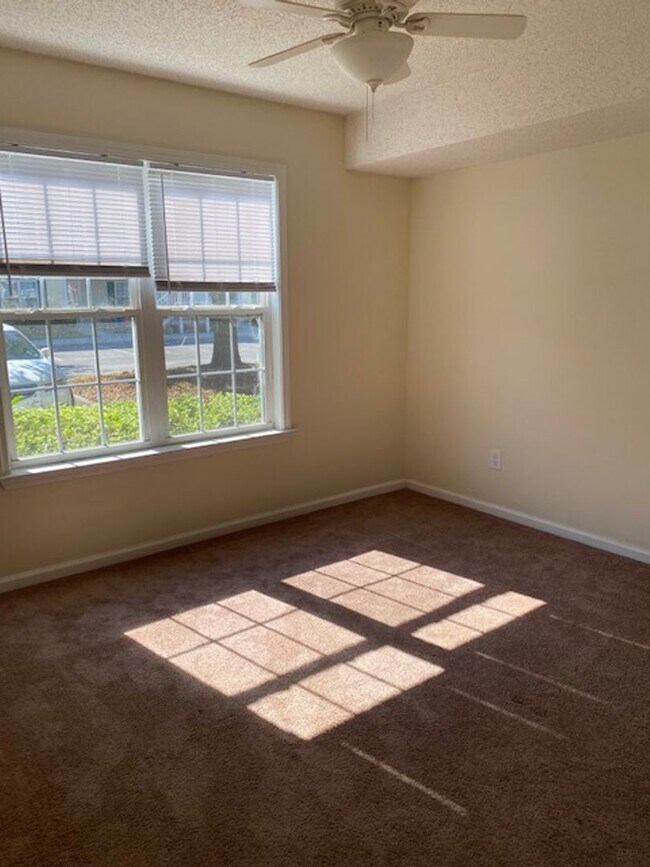 Building Photo - Condo in Holton Place