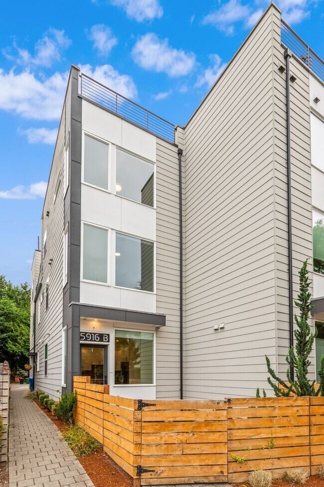 Primary Photo - West Seattle Townhome with Air Conditionin...