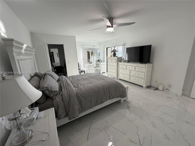 Building Photo - 7290 Kinghurst Dr